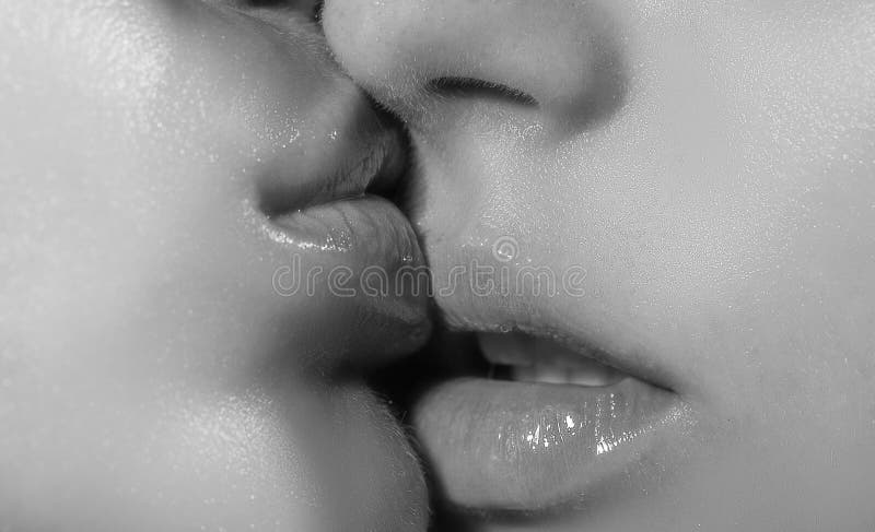 wet lesbian kissing dick online wet lesbian kissing