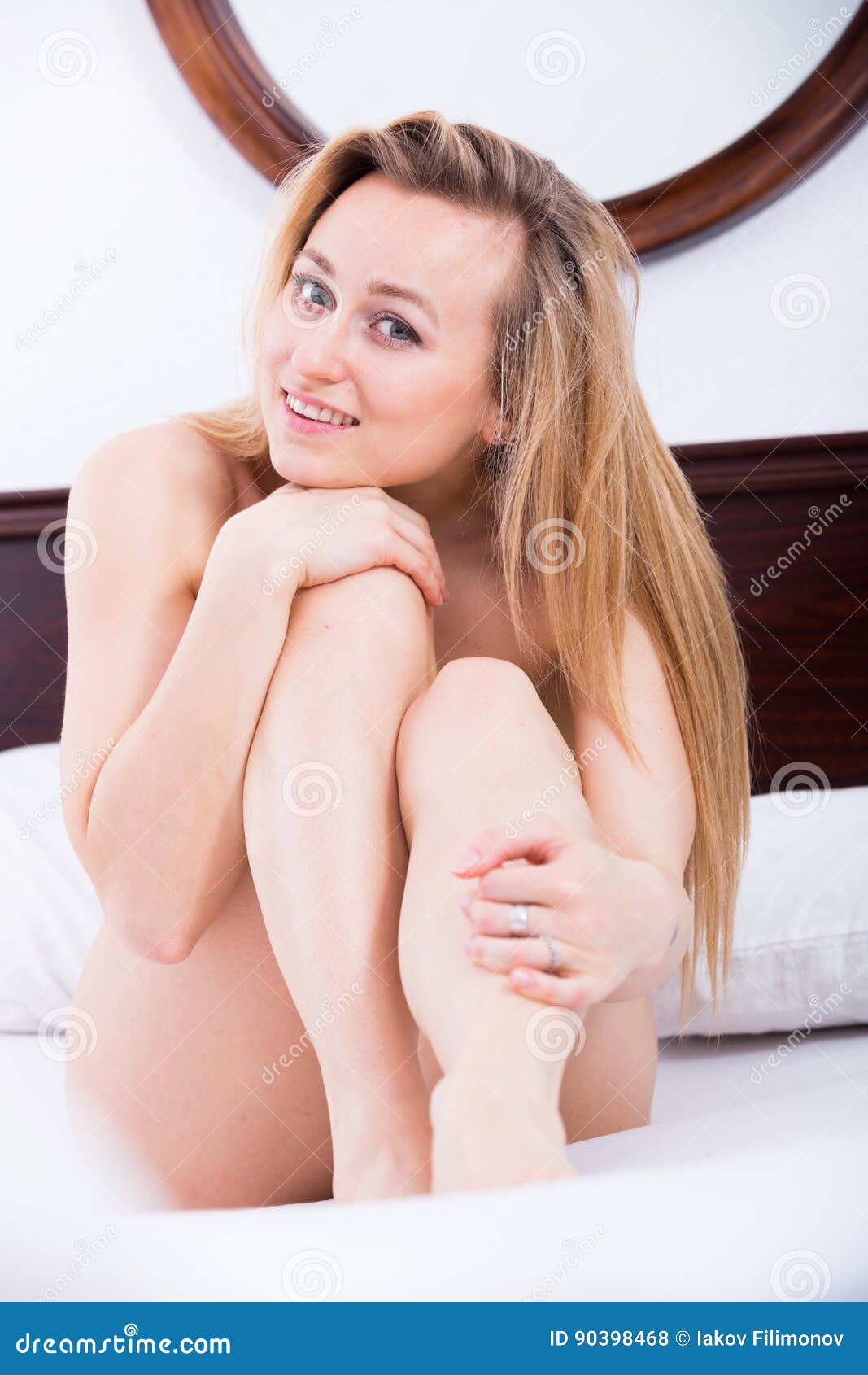 albert kant recommends nude women in bed pic